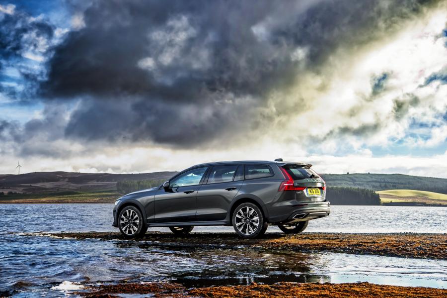  Volvo V60 D4 Cross Country 2019 года  (UK) (фото 7 из 43)